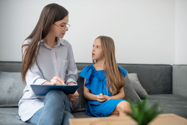 Психолог беседует с девочкой с ВОР